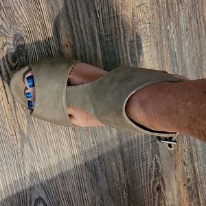 Maurice's Gray Wedges